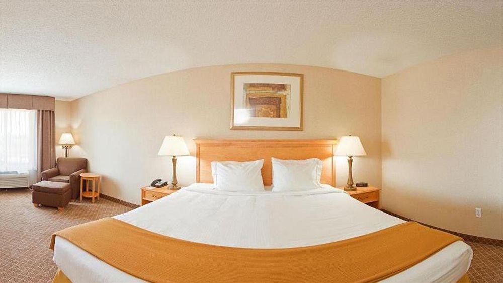 Holiday Inn Express Hotel & Suites Chesterfield - Selfridge Area By Ihg Exterior photo