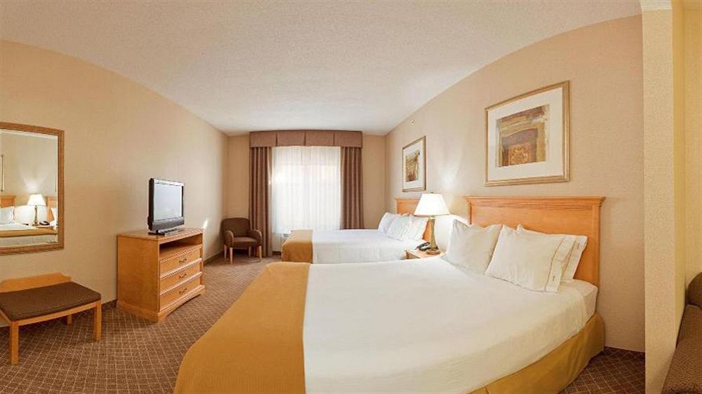 Holiday Inn Express Hotel & Suites Chesterfield - Selfridge Area By Ihg Exterior photo